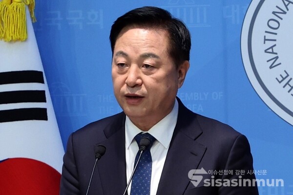 5일 김두관 전 의원이 기자회견을 하고 있다.