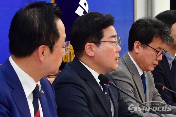 박찬대 더불어민주당 원내대표가 지난달 25일 서울 영등포구 여의도 국회 본청에서 열린 원내대책회의에서 모두발언을 하고 있다. 사진 / 오훈 기자