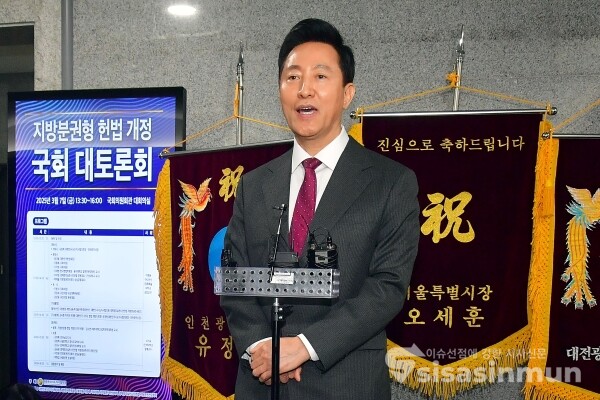 7일 오세훈 서울시장이 취재진의 질의에 답하고 있다.