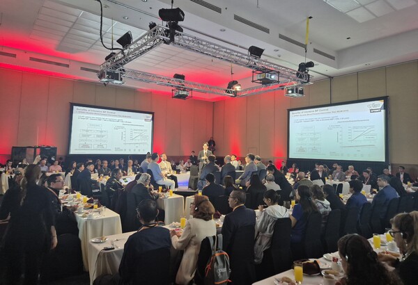 CADECI에서 한국 심장내과 전문의가 듀카브의 임상 효과 및 처방 사례를 발표하고 있다. ⓒ보령