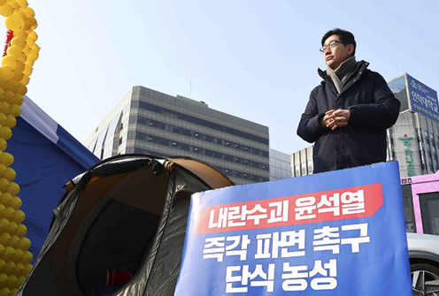 김경수 전 경남도지사가 10일 오전 서울 경복궁역 인근에서 윤석열 대통령의 즉각 파면 촉구하는 단식농성을 하고 있다. ⓒ뉴시스