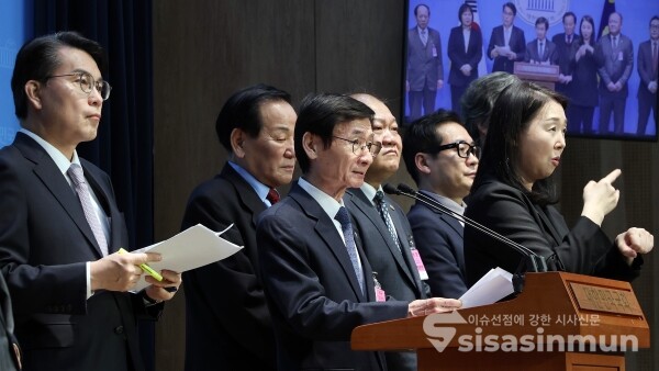 11일 윤상현 의원과 중도보수대연합 관계자들이 기자회견을 하고 있다.