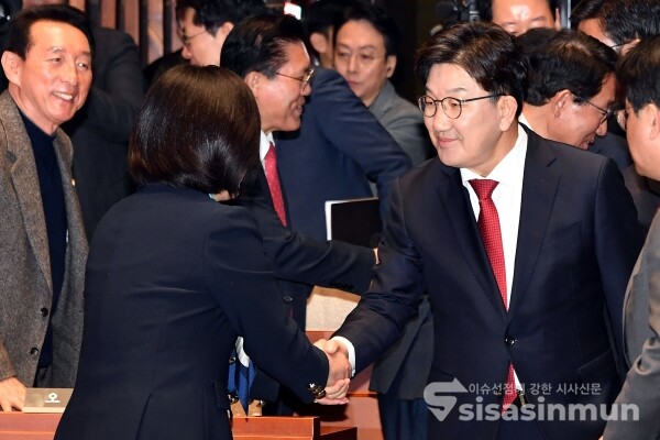 11일 권성동 원내대표가 의원들과 악수를 하고 있다.