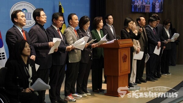 국민의힘 국회의원 82명이 12일 오전 국회 소통관에서 헌법재판소 2차 공개탄원 기자회견을 하고 있다. 사진 / 김경민 기자