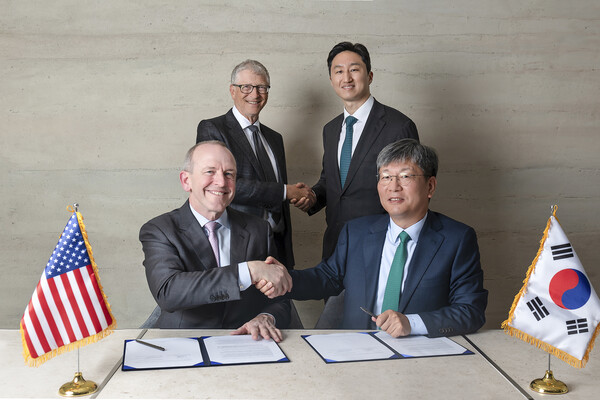 HD현대가 최근 테라파워와 ‘나트륨 원자로의 상업화를 위한 제조 공급망 확장 전략적 협약’을 체결했다. 사진 오른쪽부터 원광식 HD현대중공업 해양에너지사업본부장, 정기선 HD현대 수석부회장, 빌 게이츠(Bill Gates) 테라파워 창업자, 크리스 르베크(Chris Levesque) 최고경영자 ⓒHD현대