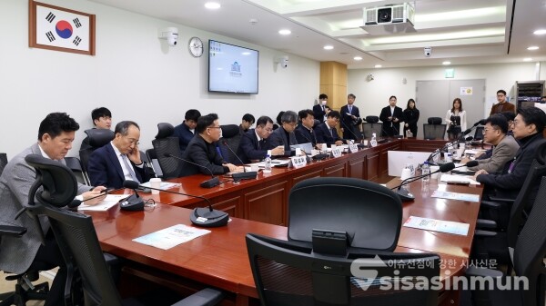 12일 국회에서 '기후위기와 해양생태계 변화 수산업의 새로운 위기와 기회' 세미나가 진행되고 있다.