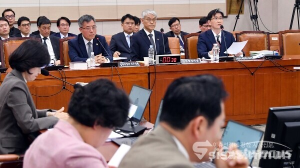 12일 국회에서 법제사법위원회 전체회의가 진행되고 있다.(1)