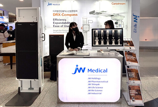 JW메디칼이 대한영상의학기술학회 춘계학술대회에서 케어스트림의 영상진단기기를 전시했다. ⓒJW홀딩스