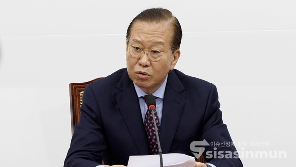 권영세 국민의힘 비상대책위원장이 13일 오전 국회에서 감사원장 및 검사 탄핵 심판 관련 기자회견을 하고 있다. 사진 / 이훈 기자