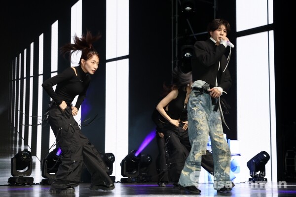 13일 가수 정동원이 신곡무대를 선보이고 있다. [사진 /오훈 기자]