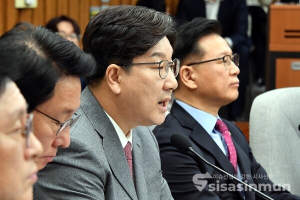 14일 권성동 원내대표가 발언을 하고 있다.