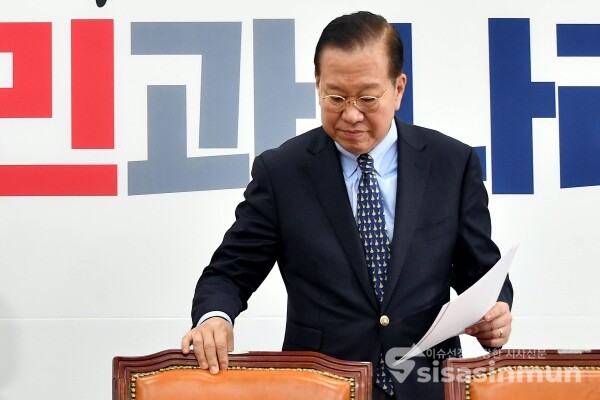 17일 권영세 비대위원장이 회의에 참석하고 있다.