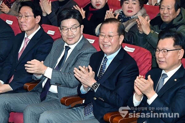 17일 권영세 비상대책위원장과 권성동 원내대표가 박수를 치고 있다.