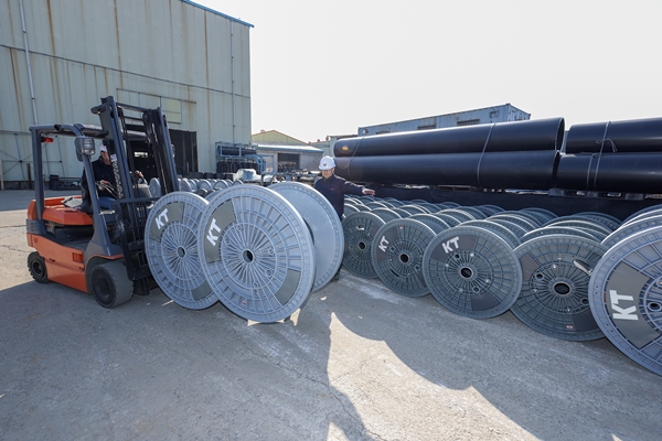 KT 직원이 경기도 김포시에 위치한 아시아플라텍 공장에서 제조된 친환경 보빈을 점검하고 있다. ⓒKT