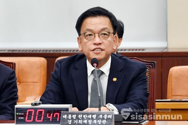 6일 최상목 대통령 권한대행 겸 기획재정부 장관이 의원의 질의에 답하고 있다.