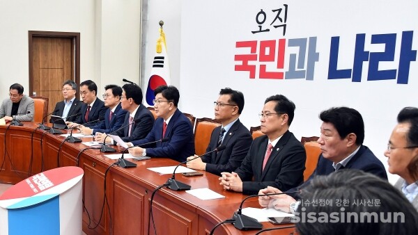 18일 권성동 원내대표가 모두발언을 하고 있다.