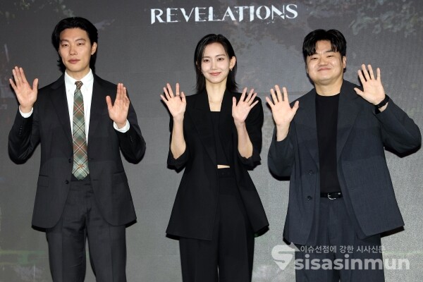 18일 배우 류준열, 신현빈, 신민재가 포토타임을 갖고 있다. [사진 / 오훈 기자]