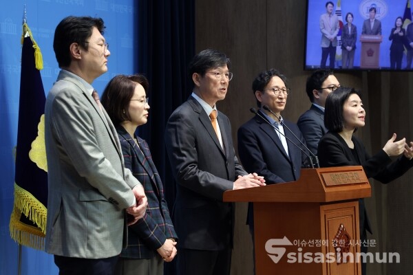 18일 함익병 선거관리위원장이 기자회견을 하고 있다. [사진 /오훈 기자]