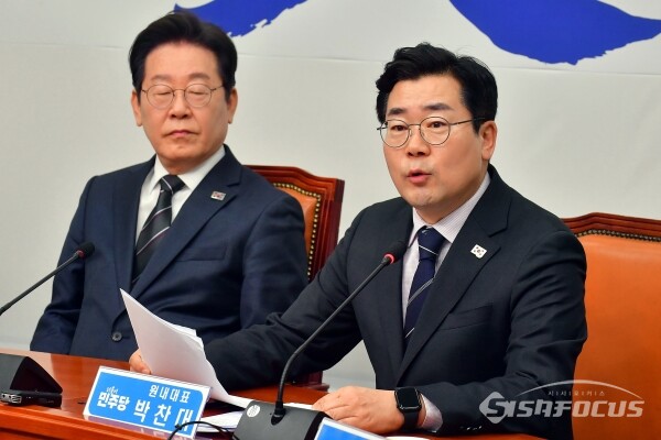 박찬대 더불어민주당 원내대표가 지난 12일 서울 여의도 국회에서 열린 당 최고위원회의에서 모두 발언을 하고 있다. 사진 / 오훈 기자