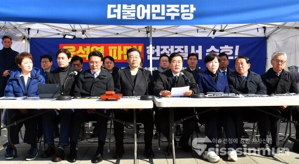 19일 박찬대 원내대표가 발언을 하고 있다.