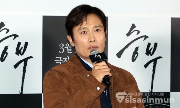 19일 배우 이병헌이 포토타임을 갖고 있다. [사진 / 오훈 기자]