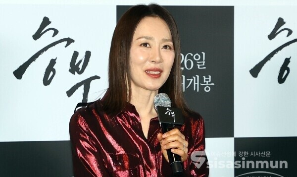 19일 배우 문정희가 포토타임을 갖고 있다. [사진 / 오훈 기자]