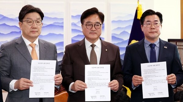 우원식(가운데) 국회의장과 권성동(왼쪽) 국민의힘 원내대표, 박찬대 더불어민주당 원내대표가 20일 오전 서울 여의도 국회에서 연금개혁 관련 여야 합의문을 들고 기념촬영을 하고 있다. ⓒ뉴시스