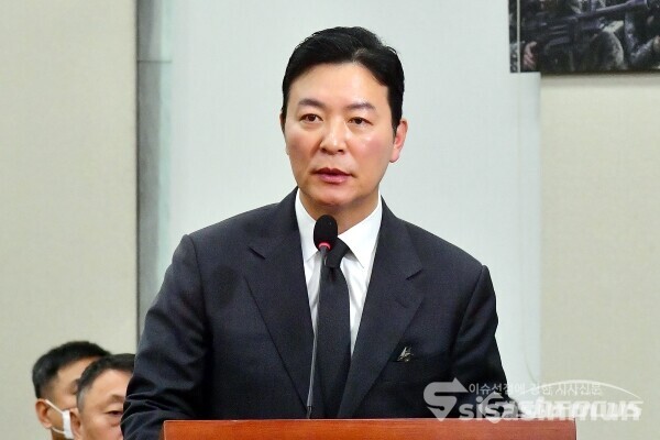 22일 김성훈 대통령경호처 차장이 의원의 질의에 답하고 있다. 사진 / 시사신문DB