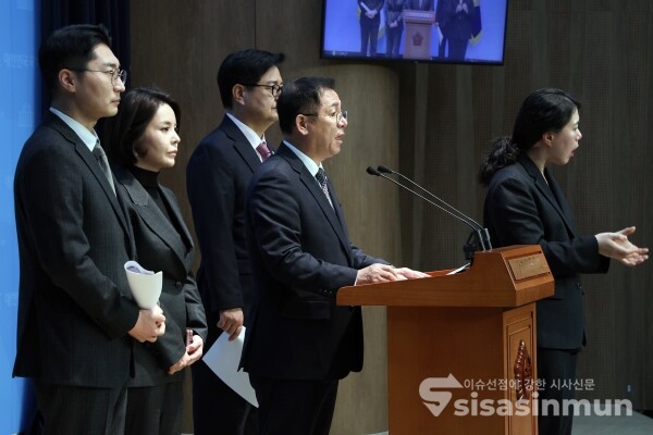 21일 국민의힘 이상휘 미디어특위 위원장을 비롯해 김장겸 의원, 박준태 의원이 기자회견을 하고 있다. [사진 /오훈 기자]