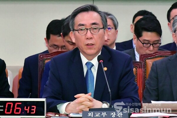 24일 조태열 장관이 의원의 질의에 답하고 있다.