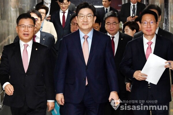 25일 권성동 원내대표가 원내대책회의에 참석하고 있다.