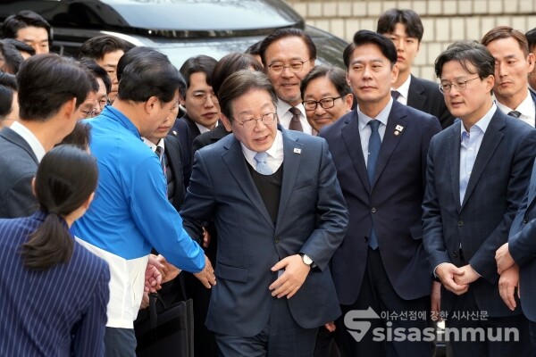 26일 이재명 대표가 항소심 선고 공판에 출석하고 있다.