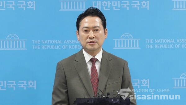 장동혁 국민의힘 의원이 27일 오전 국회 소통관에서 기자회견 직후 백브리핑을 하고 있다. 사진 / 김경민 기자