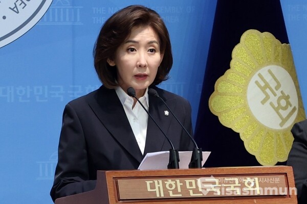 27일 나경원 의원이 기자회견을 하고 있다. [사진 /오훈 기자]