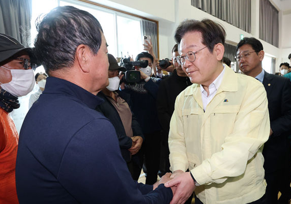 이재명 더불어민주당 대표가 27일 경북 의성시 점곡체육회관에 마련된 산불 이재민 대피소를 찾아 피해 주민들을 격려하고 있는 모습. ⓒ뉴시스