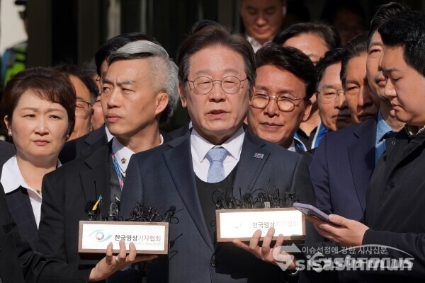 26일 이재명 대표가 취재진의 질의에 답하고 있다.사진 / 시사신문DB