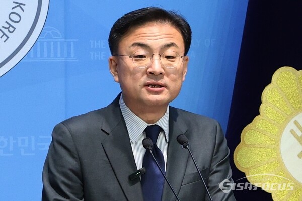 신장식 조국혁신당 의원이 지난 5일 국회 소통관에서 기자회견을 하고 있다. 사진 / 오훈 기자