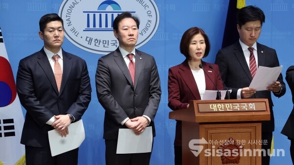 31일 국회 연금특위위원회 소속 국민의힘 위원들이 기자회견을 하고 있다. [사진 /오훈 기자]