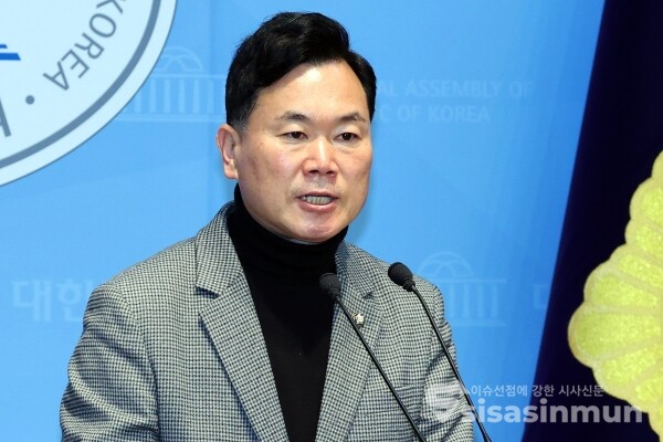 3일 김승수 의원이 기자회견을 하고 있다.