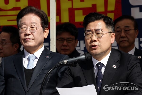 박찬대 더불어민주당 원내대표가 지난달 26일 서울 종로구 광화문 민주당 천막농성장에서 열린 현장 최고위원회의에서 발언을 하고 있다. 사진 / 오훈 기자