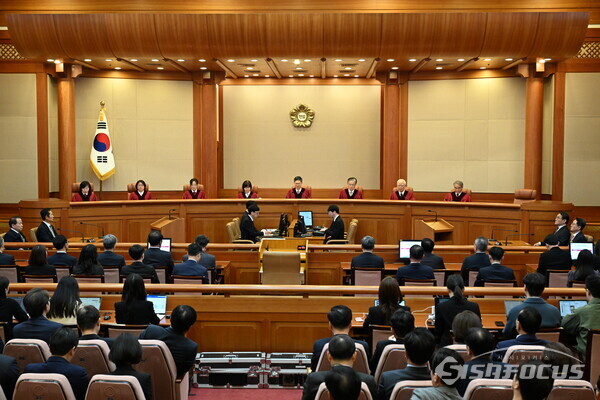 4일 문형배 헌법재판소장 권한대행이 판결문을 읽고 있다. [사진공동취재단]