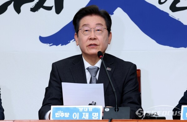 이재명 더불어민주당 대표가 지난 4일 국회에서 헌법재판소의 윤석열 전 대통령 파면 선고에 대한 입장을 밝히는 긴급 기자회견을 열고 발언하고 있다. 사진 / 오훈 기자