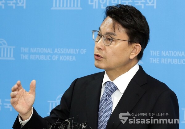 7일 윤상현 의원이 취재진의 질문에 답하고 있다.