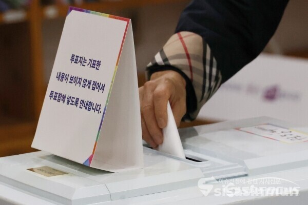 16일 유권자들이 투표를 하고 있다.