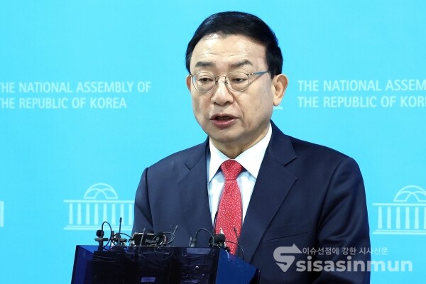 8일 이정현 전 의원이 기자회견을 하고 있다.