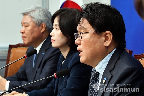 8일 황운하 원내대표가 모두발언을 하고 있다.