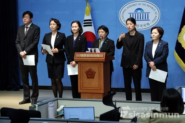 8일 조국혁신당 의원들이 기자회견을 하고 있다.