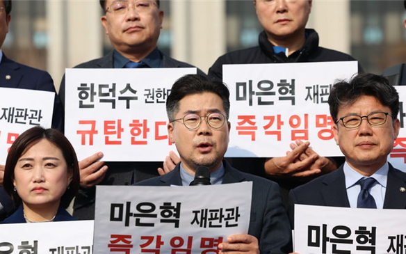 박찬대(가운데) 원내대표 등 더불어민주당 의원들이 지난 1일 정부서울청사 앞에서 마은혁 헌법재판관 후보자 임명 촉구 긴급기자회견을 하고 있다. ⓒ뉴시스