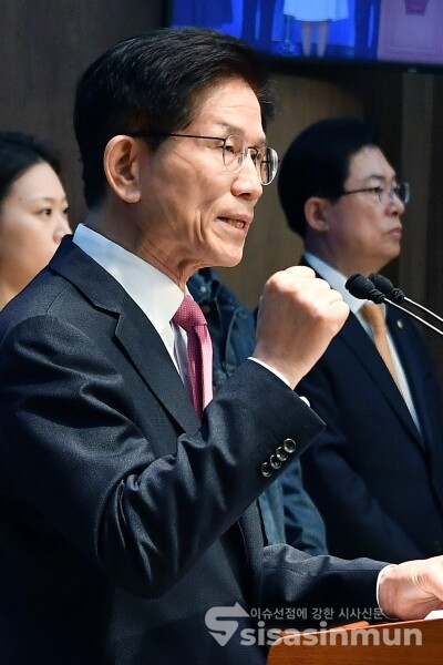 9일 김문수 전 고용노동부 장관이 기자회견을 하고 있다.