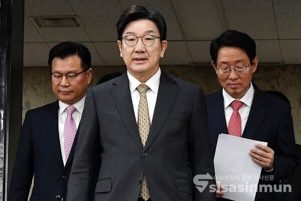 11일 권성동 원내대표가 회의에 참석하고 있다.